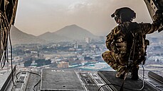Americký voják zařazený do 10. horské divize při letu nad afghánským Kábulem.... Americký voják zařazený do 10. horské divize při letu nad afghánským Kábulem....