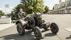 Radek Uhlíř řídí svůj stroj Radek Uhlíř řídí svůj stroj