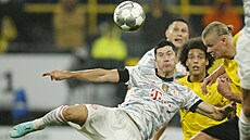 Robert Lewandowski z Bayernu Mnichov pálí z voleje v utkání proti Borussii... Robert Lewandowski z Bayernu Mnichov pálí z voleje v utkání proti Borussii...