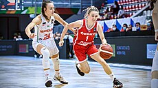 Česká basketbalistka Kateřina Zeithammerová útočí v zápase s Maďarskem. Česká basketbalistka Kateřina Zeithammerová útočí v zápase s Maďarskem.