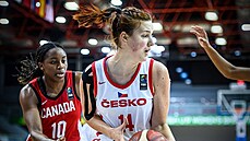 eská basketbalová juniorka Martina Pokorná v utkání s Kanadou