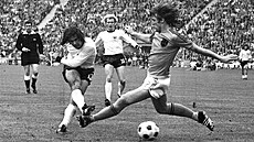 Nmecký útoník Gerd Müller skóruje ve finále mistrovství svta 1974.