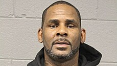 Zpvák R. Kelly na policejním snímku po zadrení (Chicago, 22. února 2019)