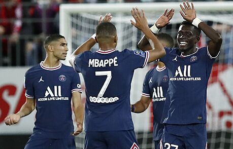 Idrissa Gueye (vpravo) a Kylian Mbappé oslavují gól Paris St Germain.