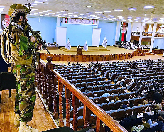 Voják Tálibánu hlídá setkání akademik se zástupci ministerstva kolství. (29....