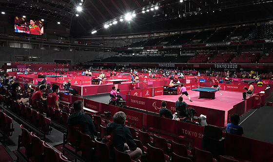 Momentka ze soutí stolních tenist na paralympijských hrách v Tokiu.
