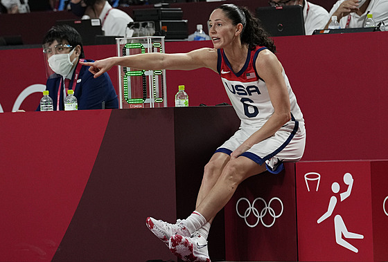 Americká basketbalistka Sue Birdová usmruje své spoluhráky.