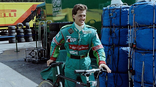ROK 1991. Michael Schumacher si na okruhu v belgickm Spa projd tra na kole.