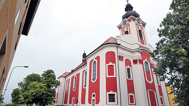 Obnova fasdy kostela sv. Anny v Sedleci je hotov.