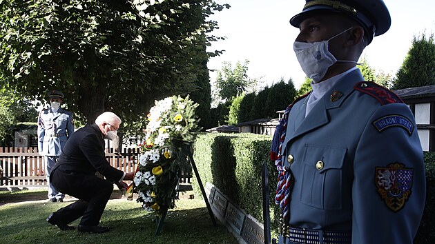 V Lnech hlava nmeckho sttu poloila kvtiny u hrobu prvnho eskoslovenskho prezidenta Tome Garrigua Masaryka. (25. srpna 2021)