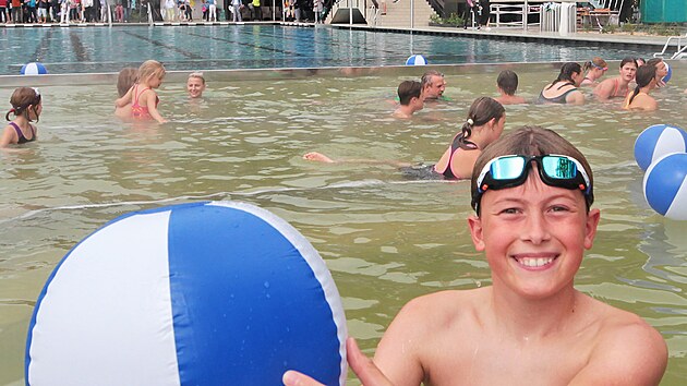 Bazén jako první vyzkoušely děti z karlovarského plaveckého oddílu. (22. srpna 2021)