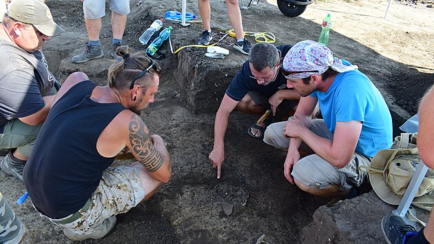 Archeologov v Nmicch na Han debatuj nad zbytky rovho hrobu, kter byl znan ponien orbou.