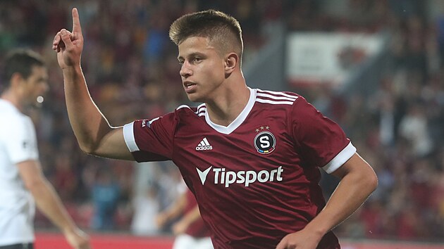 Adam Hložek posílá Spartu do vedení 1:0.