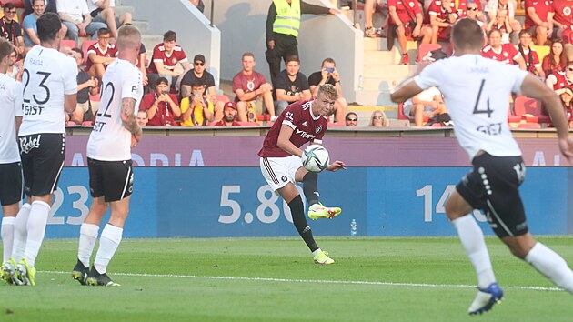 Adam Karabec (Sparta) zahrává přímý volný kop v zápase s Hradcem Králové.