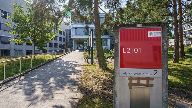 Budova L201 Technick univerzity v nmeckm Darmstadtu, kde sedmi lidem se nhle udlalo patn. Policie se domnv, e byli otrveni, vyetuje pokus o vradu. (24. srpna 2021)