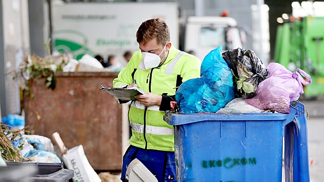 Výzkumníci z Mendelovy univerzity rozebrali odpad z 900 brněnských domácností na sídlištích, ve vilové zástavbě a na venkově. Největší změna oproti předminulému roku se udála na sídlištích, kde se množství vyhozených potravin snížilo z 54 na 39 kilogramů na osobu a rok.
