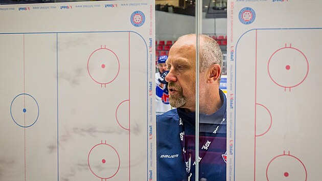 Hlavn trenr eskobudjovickch hokejist Motoru Jaroslav Modr vysvtluje pi ptenm trninku dal cvien, kter na hre ekalo.