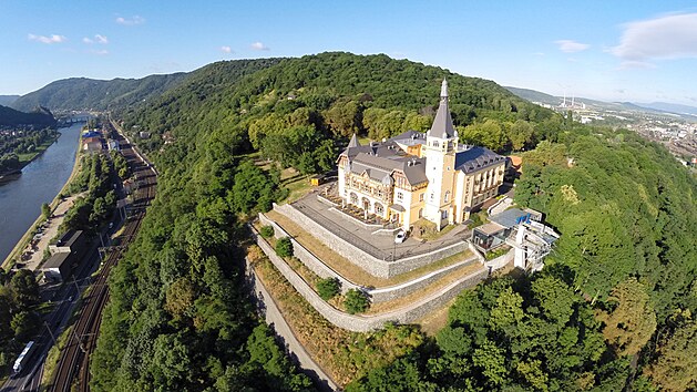 Obnova hlavn&iacute; budovy a přilehl&eacute;ho okol&iacute; skončila až roku 2005. N&aacute;klady se vy&scaron;plhaly na 130 milionů korun.

