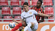Útočník Patrik Schick z Leverkusenu (vlevo) v souboji o míč s Reecem Oxfordem z... Útočník Patrik Schick z Leverkusenu (vlevo) v souboji o míč s Reecem Oxfordem z...