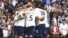 Fotbalisté Tottenhamu oslavují vstřelený gól. Fotbalisté Tottenhamu oslavují vstřelený gól.