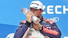 Adam Lacko slaví na pódiu v Mostě druhé místo Adam Lacko slaví na pódiu v Mostě druhé místo