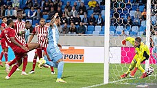 Tomáš Vaclík (Olympiakos) inkasuje v utkání se Slovanem Bratislava. Tomáš Vaclík (Olympiakos) inkasuje v utkání se Slovanem Bratislava.