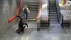 Dupání na hlavu a psti do tváe, dva cizinci brutáln napadli mue v metru