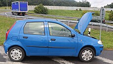 Odstavený fiat na dálnici D1 nedaleko Ostravy, ve kterém 90letá řidička jela v... Odstavený fiat na dálnici D1 nedaleko Ostravy, ve kterém 90letá řidička jela v...