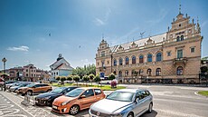 Novorenesanční budova hotelu v centru Lázní Bělohradu chátrá. (13. 7. 2021) Novorenesanční budova hotelu v centru Lázní Bělohradu chátrá. (13. 7. 2021)