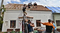 Vlna solidarity. Pomoc v poničených Mikulčicích. Vlna solidarity. Pomoc v poničených Mikulčicích.
