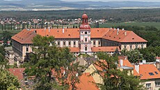 Červeno-bílý zámek. V roudnickém zámku sídlila za socialismu vojenská... Červeno-bílý zámek. V roudnickém zámku sídlila za socialismu vojenská...