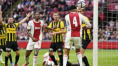 Edson Alvarez z Ajaxu hlavičkuje střílí gól do sítě Arnhemu v utkání nizozemské... Edson Alvarez z Ajaxu hlavičkuje střílí gól do sítě Arnhemu v utkání nizozemské...