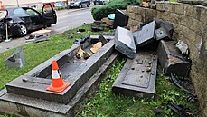 Muž narazil i do památníku před kostelem. Po nárazu zůstal v autě zraněný.... Muž narazil i do památníku před kostelem. Po nárazu zůstal v autě zraněný....