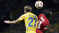 Mohamed Camara ze Salcburku a Simon Hedlund z Bröndby Kodaň v play off Ligy... Mohamed Camara ze Salcburku a Simon Hedlund z Bröndby Kodaň v play off Ligy...