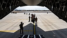 Amerití vojáci chystají evakuaci na kábulském letiti. (20. srpna 2021)