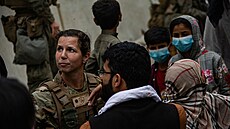 Americká vojaka chystá evakuaci na kábulském letiti. (20. srpna 2021)