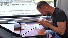 Reportér Matěj Smlsal zkouší testy na covid s doktorem ve videohovoru. Reportér Matěj Smlsal zkouší testy na covid s doktorem ve videohovoru.
