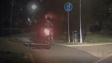 Motorkář ujížděl i po cyklostezce, pak ho málem srazil kamion. Motorkář ujížděl i po cyklostezce, pak ho málem srazil kamion.