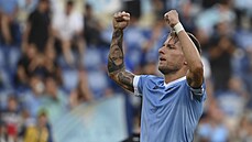 Ciro Immobile z Lazia oslavuje jeden ze svých gólů do síě Spezie. Ciro Immobile z Lazia oslavuje jeden ze svých gólů do síě Spezie.
