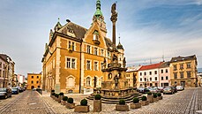 Vedle radnice stojí morový sloup postavený na památku obětem velké morové rány,... Vedle radnice stojí morový sloup postavený na památku obětem velké morové rány,...