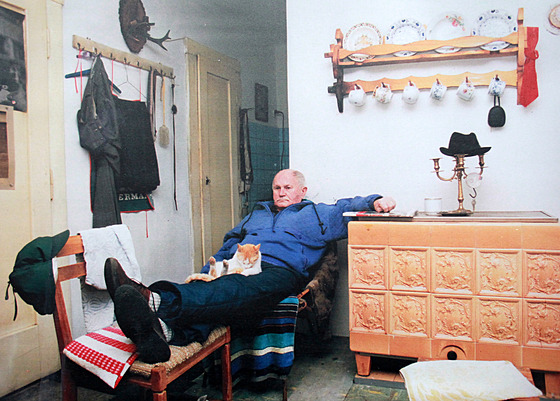 Bohumil Hrabal s kocourem ve své chat v Kersku