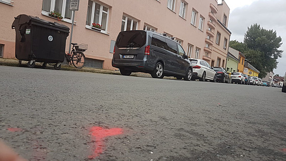 V perovské Suilov ulici explodovala bomba nastraená na aut. Úlomky se...