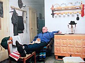 Bohumil Hrabal s kocourem ve své chatě v Kersku