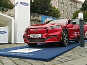 Problémem elektromobility je malý počet dobijecích stojanů.