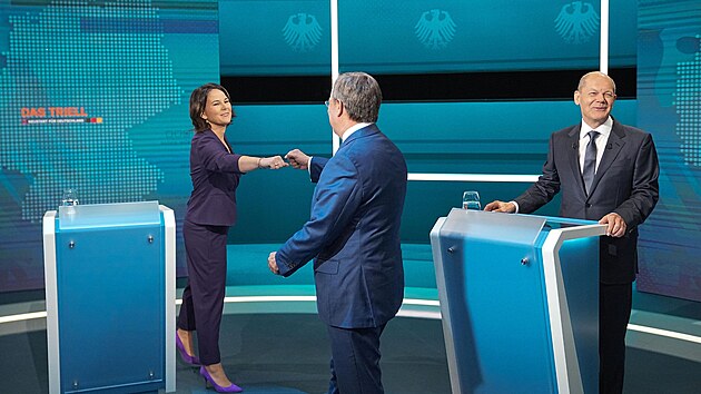 Annalena Baerbockov (Zelen), Armin Laschet (CDU) a Olaf Scholz (SPD) se stetli v pedvolebn debat ldr t nejsilnjch nmeckch stran. (29. srpna 2021)
