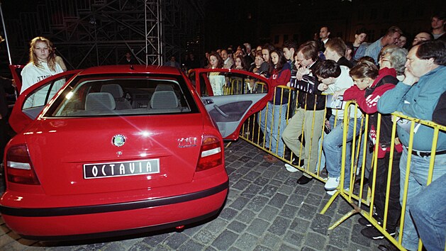 Automobil koda Octavia - kest na Staromstskm nmst v Praze. (1. z 1996)