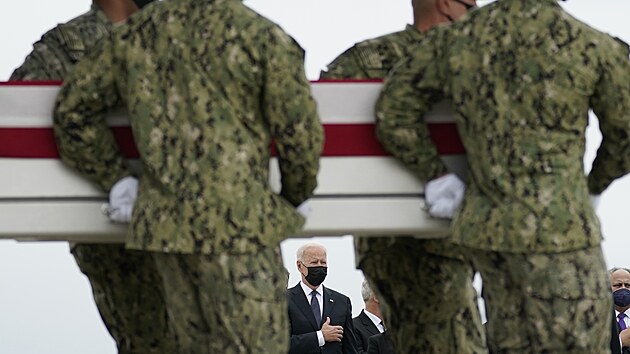 Americk prezident Joe Biden pihlel na vojensk leteck zkladn v Doveru nvratu ostatk vojk, kte zahynuli pi bombovm toku v afghnskm Kbulu. (29. srpna 2021)