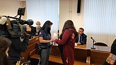 Eskorta přivádí z vazby do síně hradeckého krajského soudu Kateřinu Š., která... Eskorta přivádí z vazby do síně hradeckého krajského soudu Kateřinu Š., která...