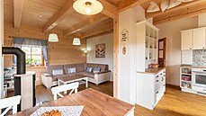 Dřevěný obklad je z interiéru opatřen lakem s UV ochranou, aby příliš neztmavl,... Dřevěný obklad je z interiéru opatřen lakem s UV ochranou, aby příliš neztmavl,...