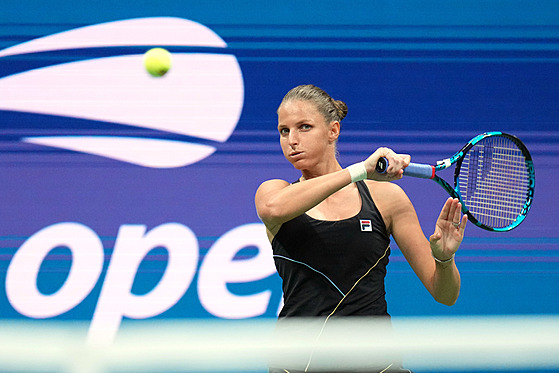 Karolína Plíšková odpaluje míček ve čtvrtfinále US Open.